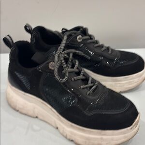 Carvela Kurt Geiger London Black and White Platform Sneakers size 39 (8.5)